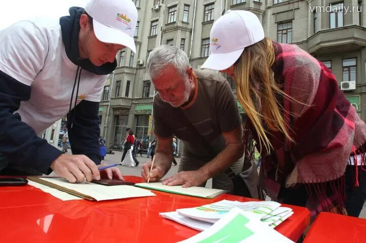 Подписи избирателей. Сбор подписей на улице. сбор подписей избирателей. сборщик подписей на выборах. люди собирают подписи.
