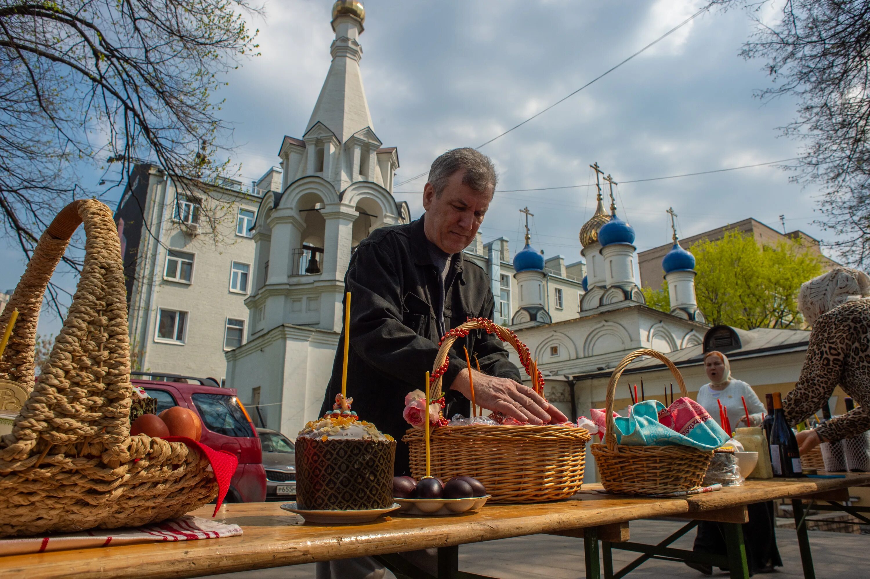 Когда святить куличи в 2024. Освящать кулич в храме. Освящение куличей на Пасху. Освещаем куличи в церкви. Освещение куличей в церкви.