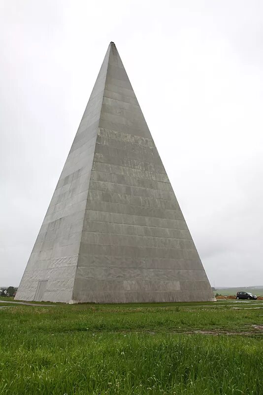 Пирамида 1 16. Пирамида голода м9. Пирамида голода в Одинцово. Пирамида на Селигере. Озеро Селигер пирамида голода.
