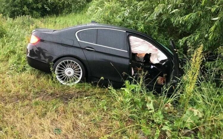Пьяный водитель BMW влетел в столб при попытке скрыться от румынской
