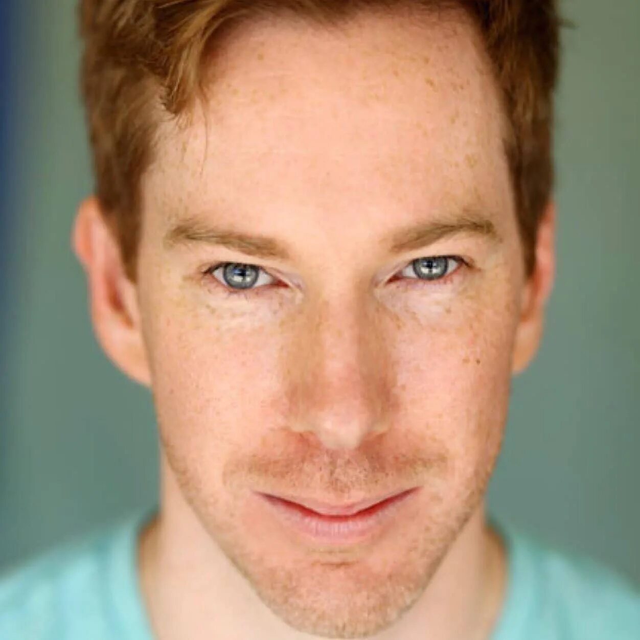 He is famous actor. Уэсли кларк. Николас холт фото. Энтони старр банши. Дэниел рэдклифф в 18 лет.