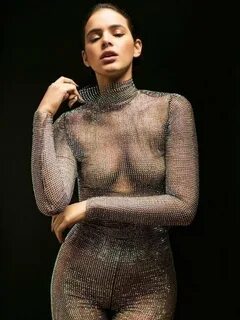 Bruna Marquezine posa para ensaio com macacão transparente Celebridades O Dia
