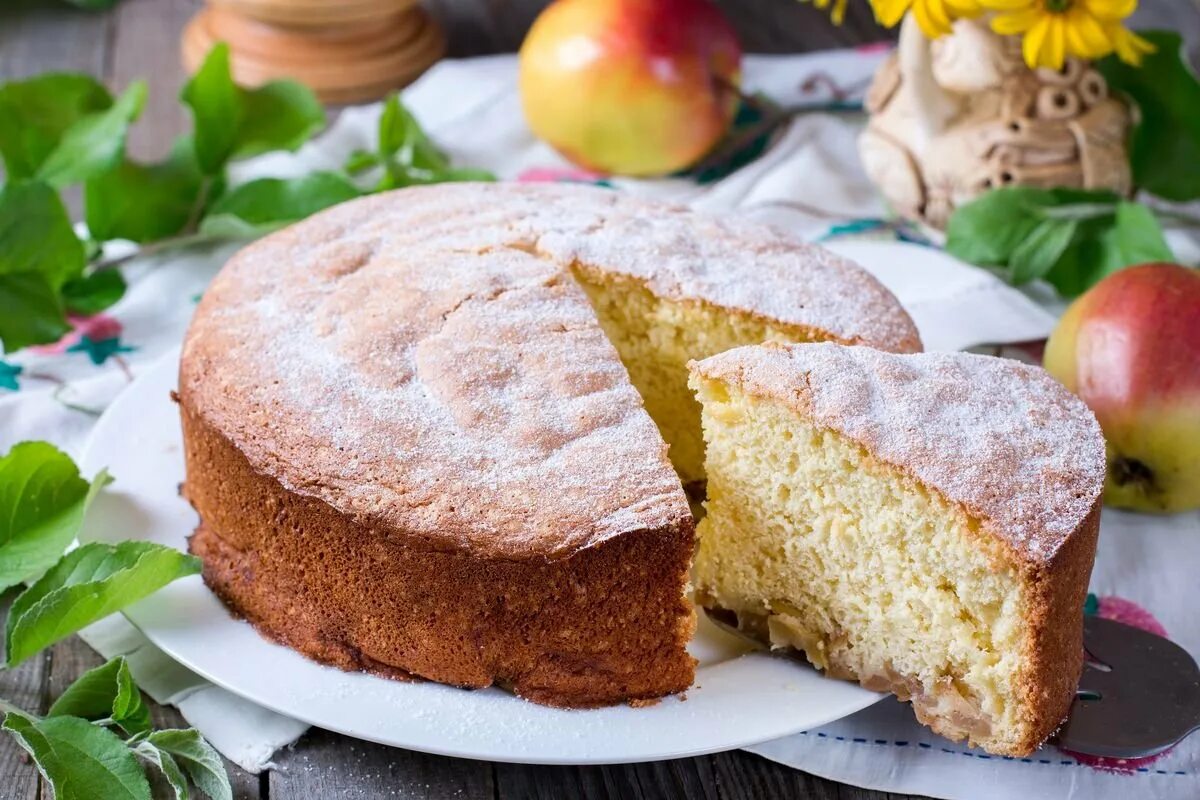 Бисквитный пирог с яблоками