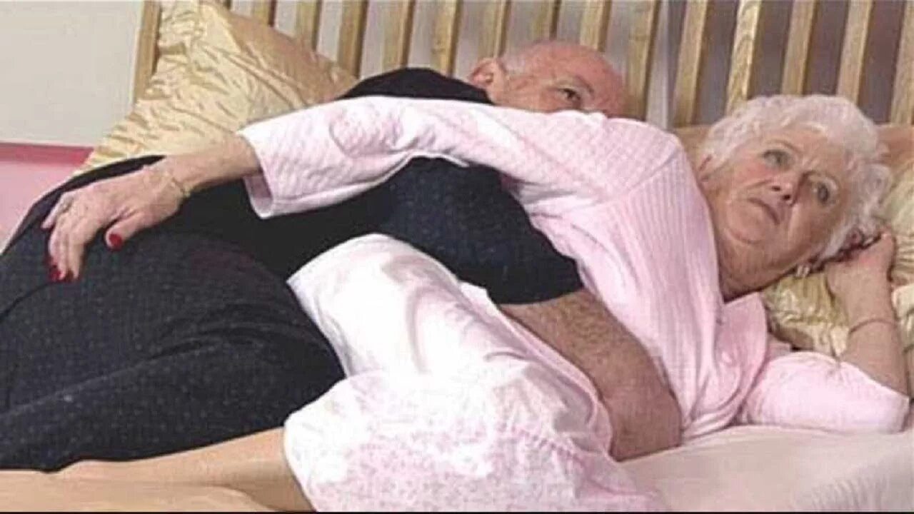 Внук спящую бабушку