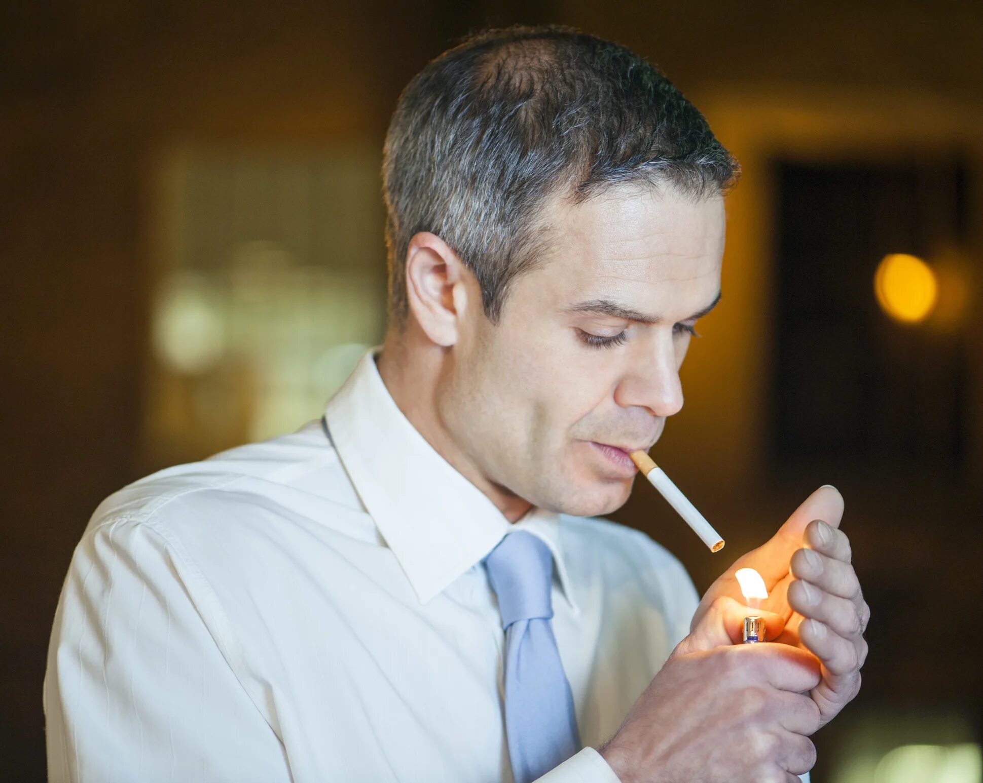 Начала курить муж. Человек прикуривает сигарету. Курящий мужчина. Мужчина зажигает сигарету. Зажженная сигарета.