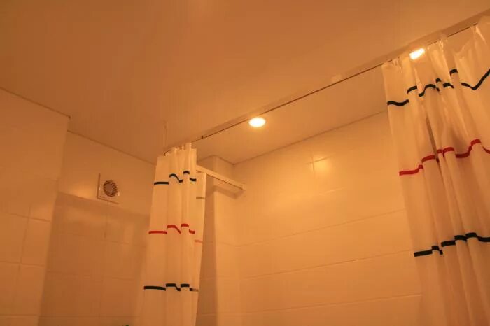 Встроенная шторка в ванной. Потолочная гардина в ванную комнату. Потолок в ванную комнату с карнизом для штор. Карниз для ванны встраиваемый в потолок. Потолочный карниз для штор в ванную комнату.