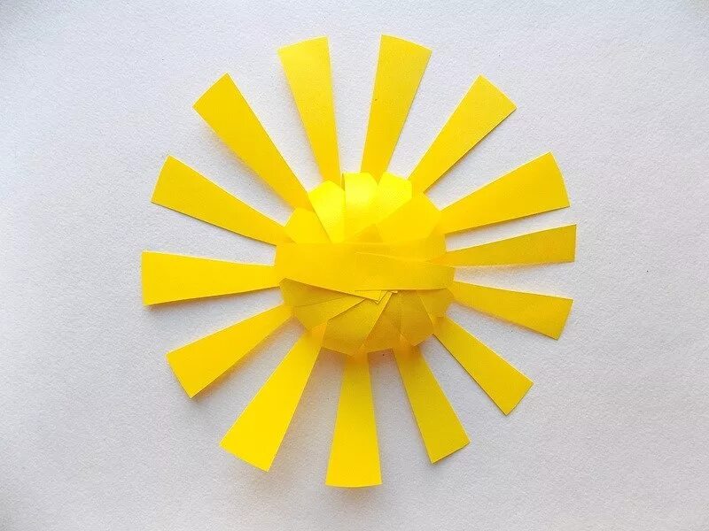 Поделка солнышко в детский сад. Солнышко из бумаги. Поделка солнышко из бумаги. Аппликация солнышко из цветной бумаги. Солнышко из бумаги.
