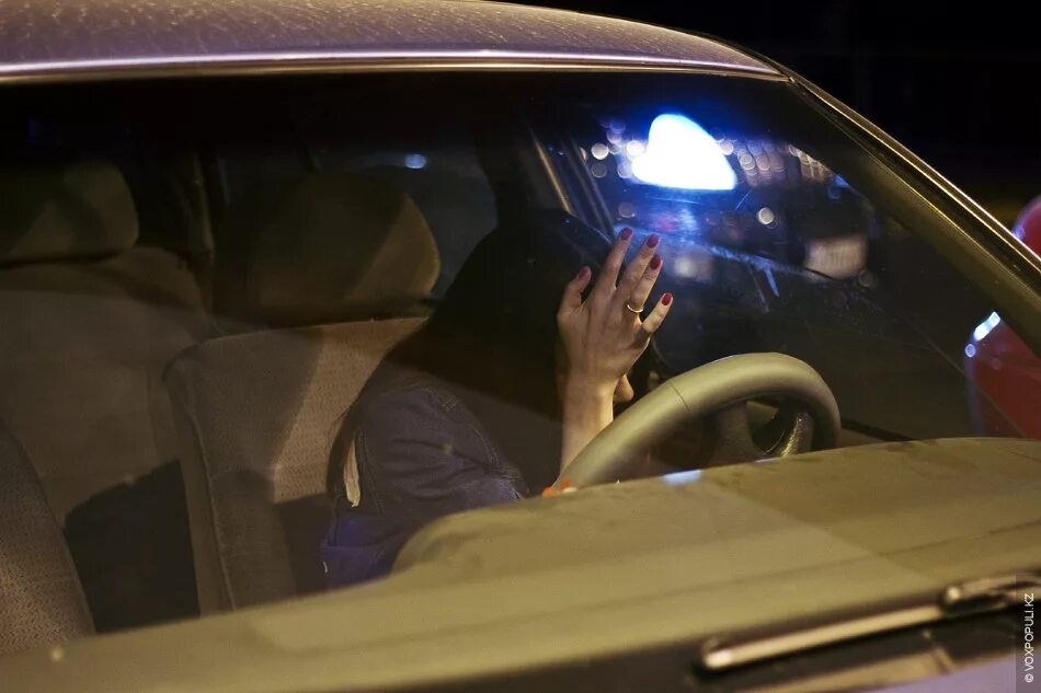 Девушка за рулем ночью в машине. Фото в машине ночью без лица девушки. Селфи в машине ночью. Фото в машине ночью без лица девушки. Девушка в машине без лица.