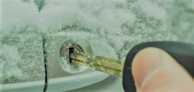 Как отогреть замок зимой. Разморозка замков автомобиля. Как отморозить замок. Как отогреть замок зимой. Замерзший замок автомобиля.