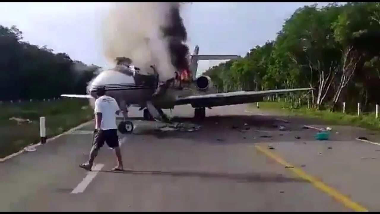 Сбитый американский самолет. Истребитель приземлился на трассе. Самолет на трассе.