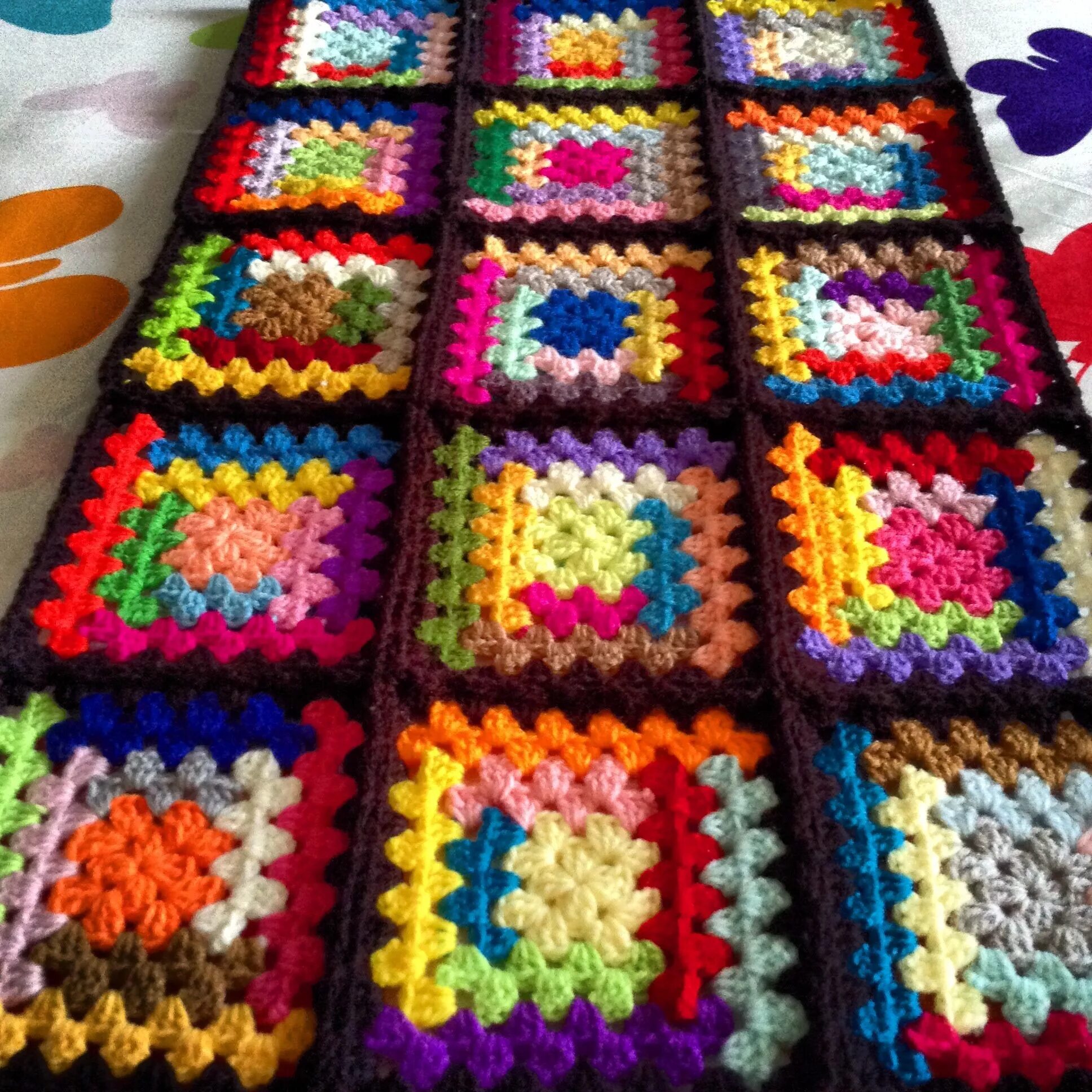 квадраты из пряжи. одеяло вязаное спицами из квадратов. вязаный плед из разноцветных квадратиков. плед бабушкин квадрат крючком. плед бабушкин квадрат.