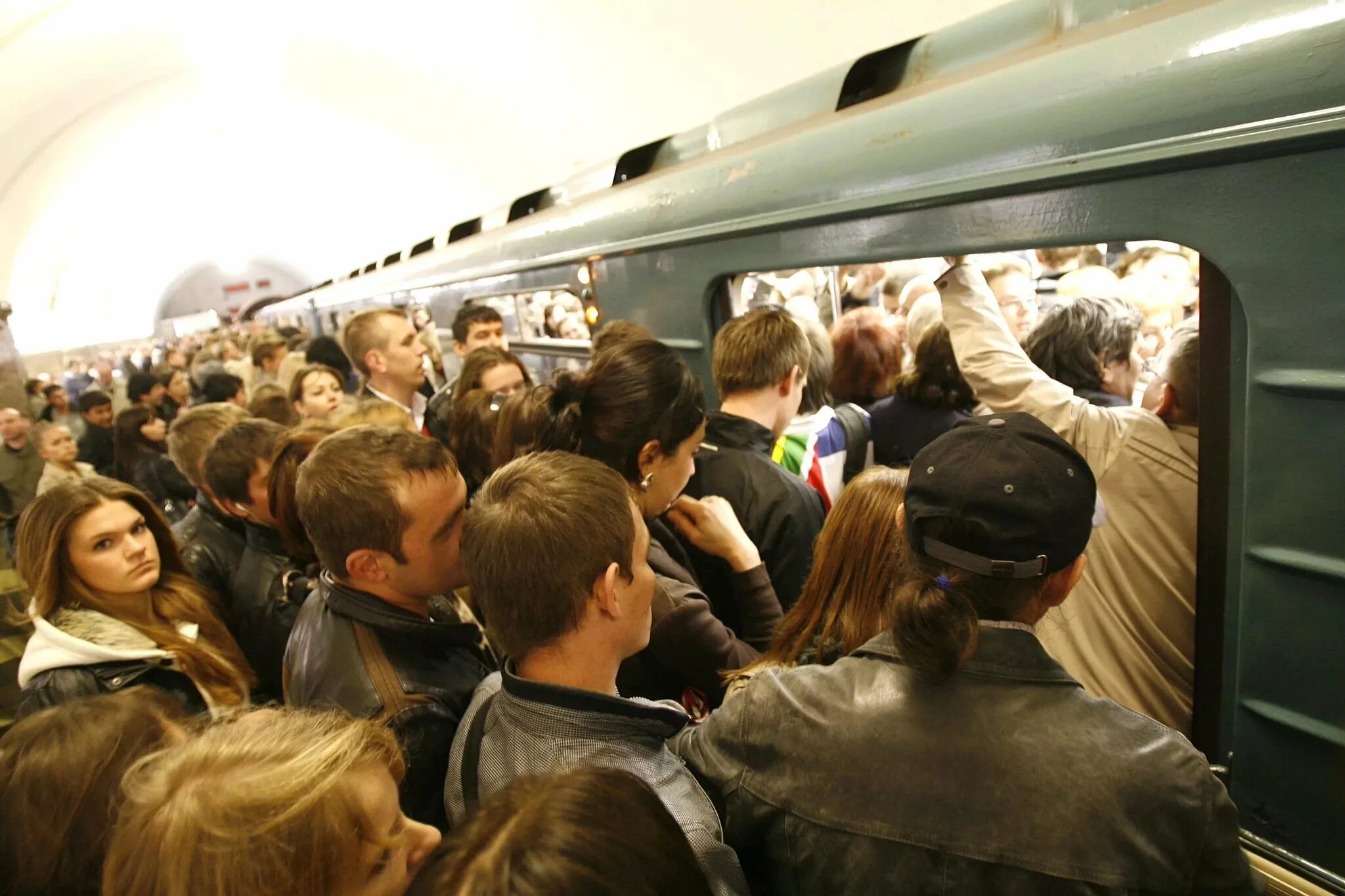 Час пик на Таганско-Краснопресненской линии. Давка в метро Москва. Час пик в Московском метро. Час пик в метро в Москве.