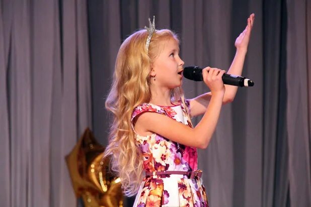 дети выступают на сцене. эстрадный микрофон. музыкальный конкурс. песни для вокальных конкурсов. детский концерт.