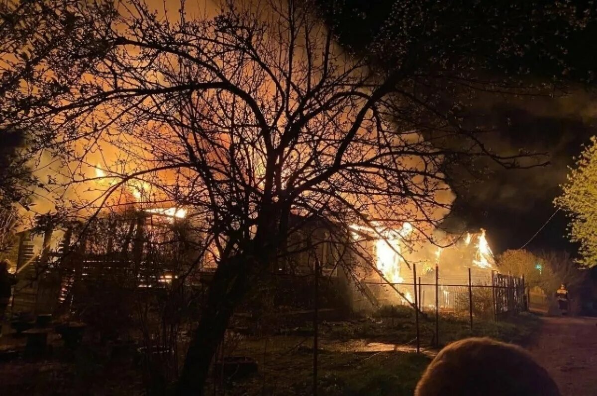 Сгоревший деревянный дом. Пожар. Дом горит. Пожар фото. Пожар в бологое сегодня.