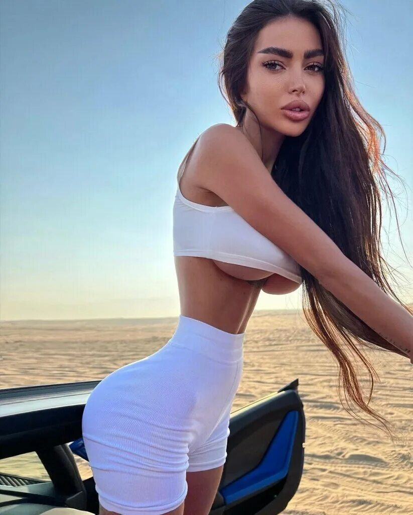 Ева позирует. Красивые молодые брюнетки. Нормальная девушка. Где найти хорошую девушку. Алиса тарасенко.