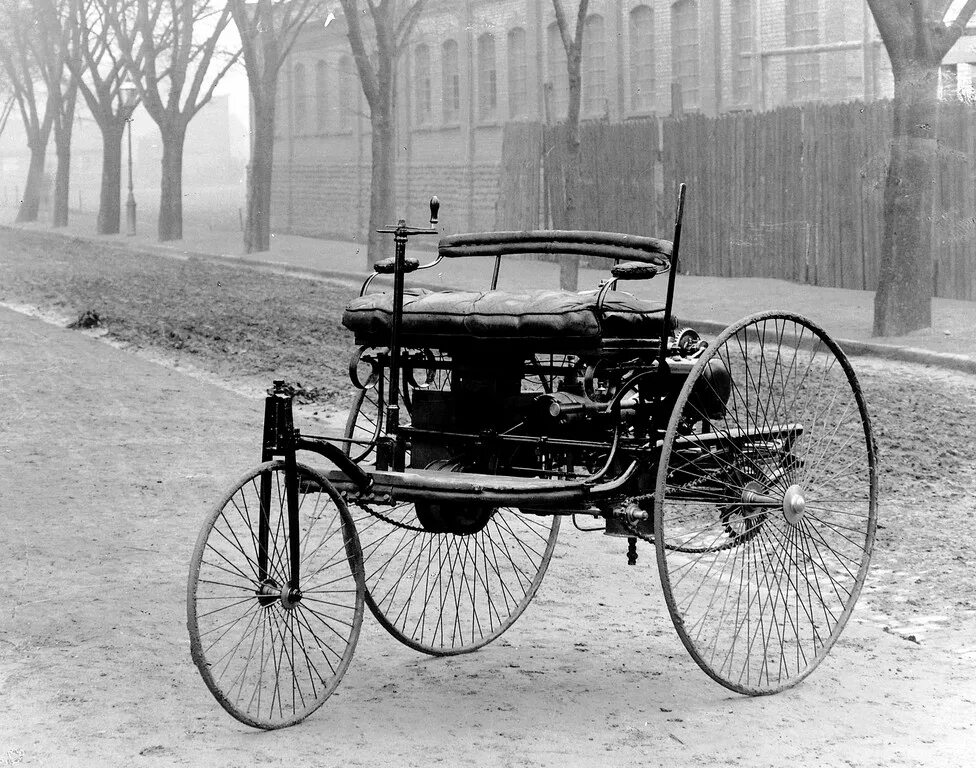 Benz patent-motorwagen 1886 года. Автомобили впервые появились в. Панар левассор 1902. Автомобили впервые появились в. Панар-левассор 1894.