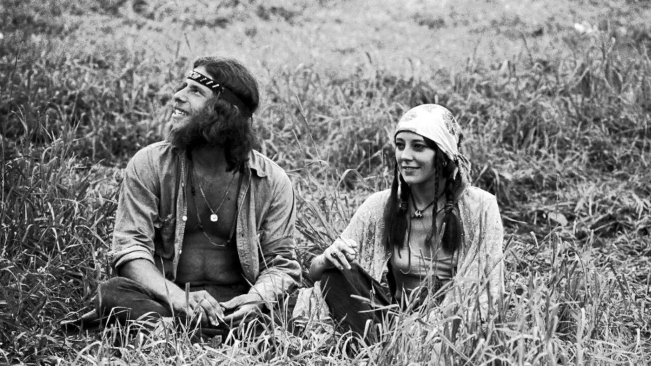 Хиппи призывавший к миру. Хиппи 60-е. вудсток 1969 хиппи. хиппи 70е. девушки хиппи 60-х.