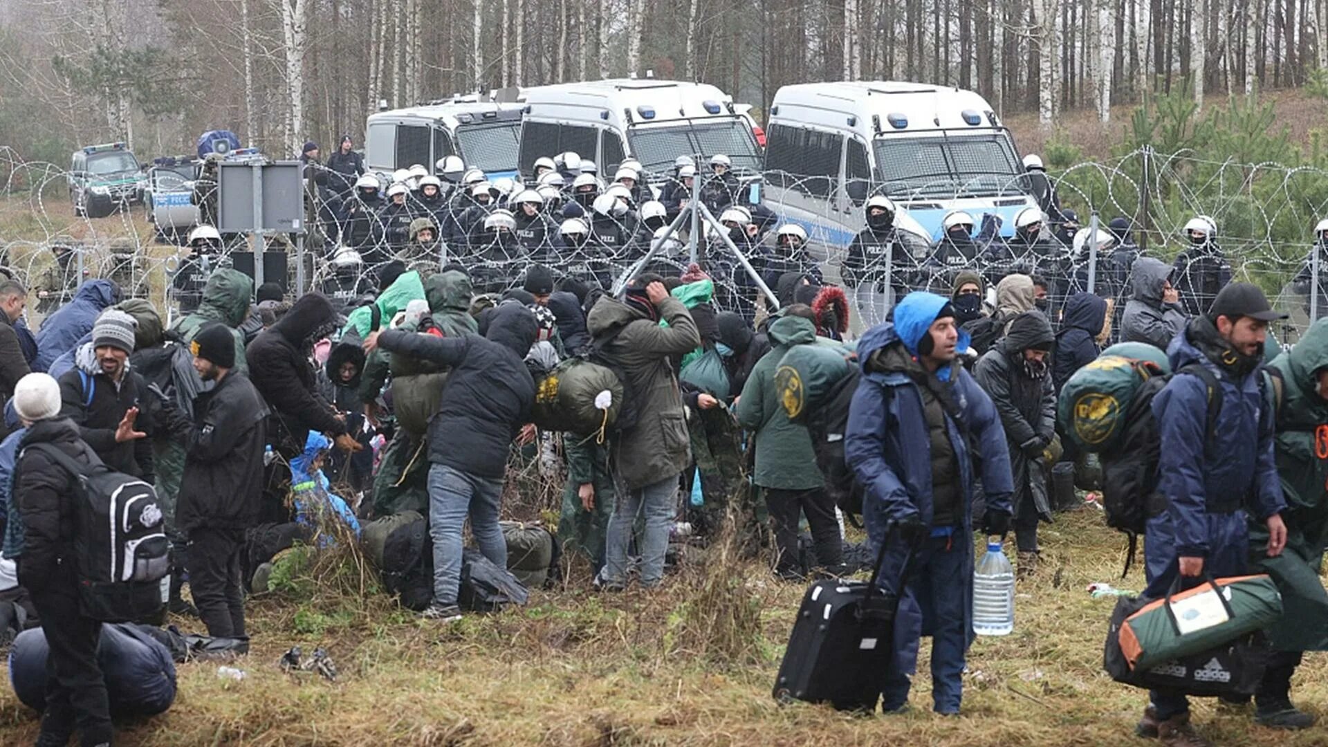 Что сейчас творится на границе. Польская граница с Белоруссией мигранты. Беженцы на белорусско-польской границе сейчас. Беженцы в Беларуси. Мигранты на границе Беларуси.