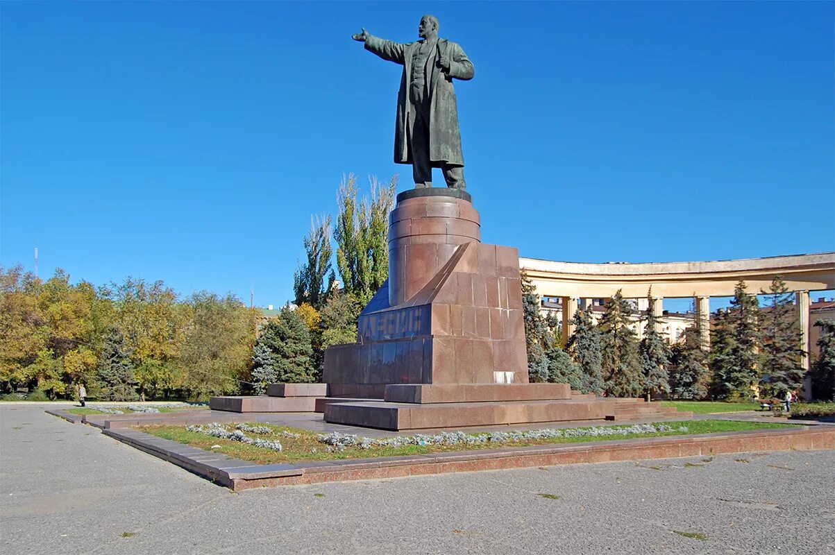 Площадь Ленина Волгоград памятник. Памятник Ленину в Волгограде. Памятник Ленину на площади Ленина (Волгоград). Статуя Ленина на площади в Волгограде.