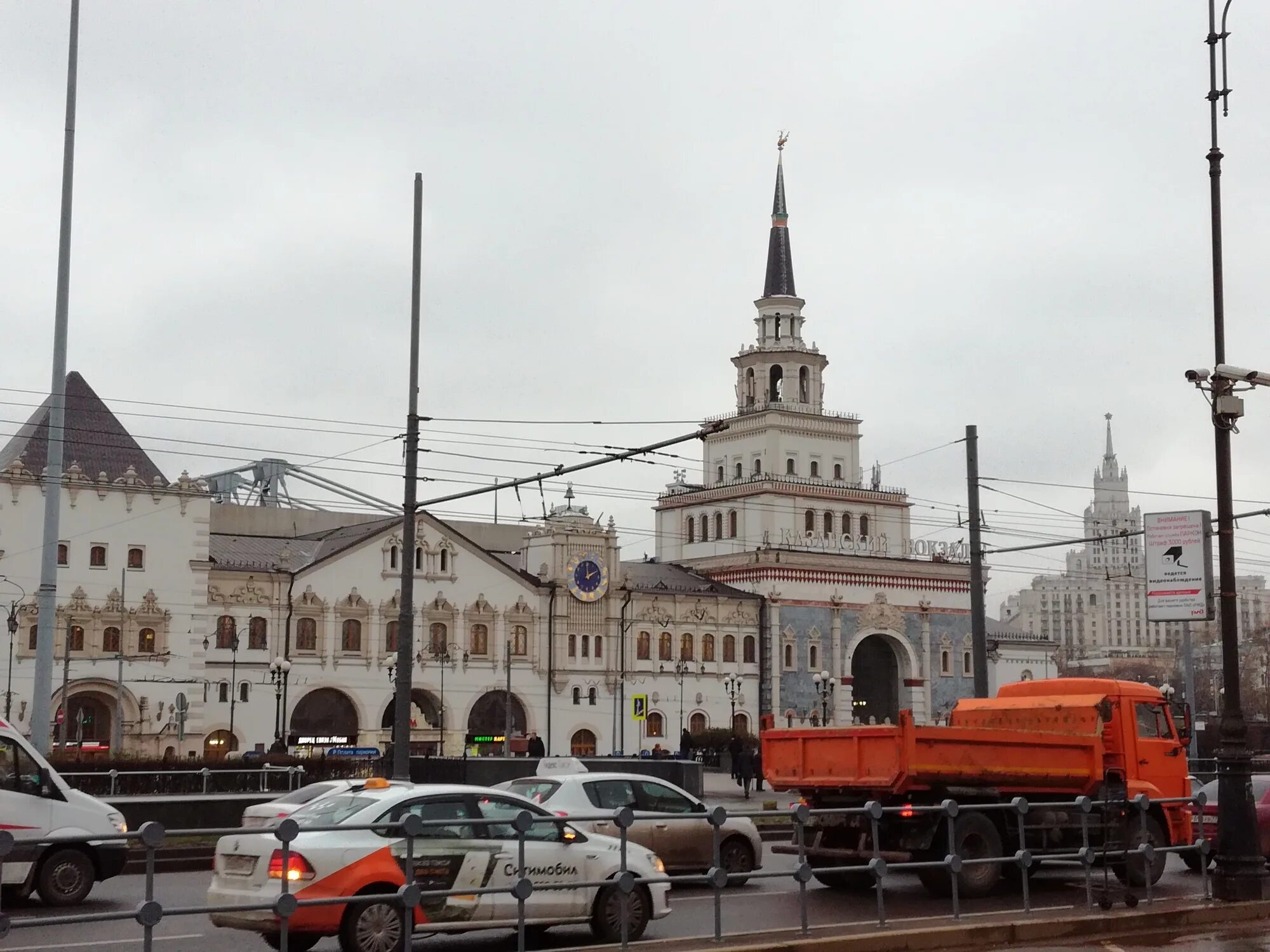 В москве есть казанский вокзал. Шпиль Казанского вокзала. Казанский вокзал стиль. Казанский вокзал часовня. Крыша Казанского вокзала.