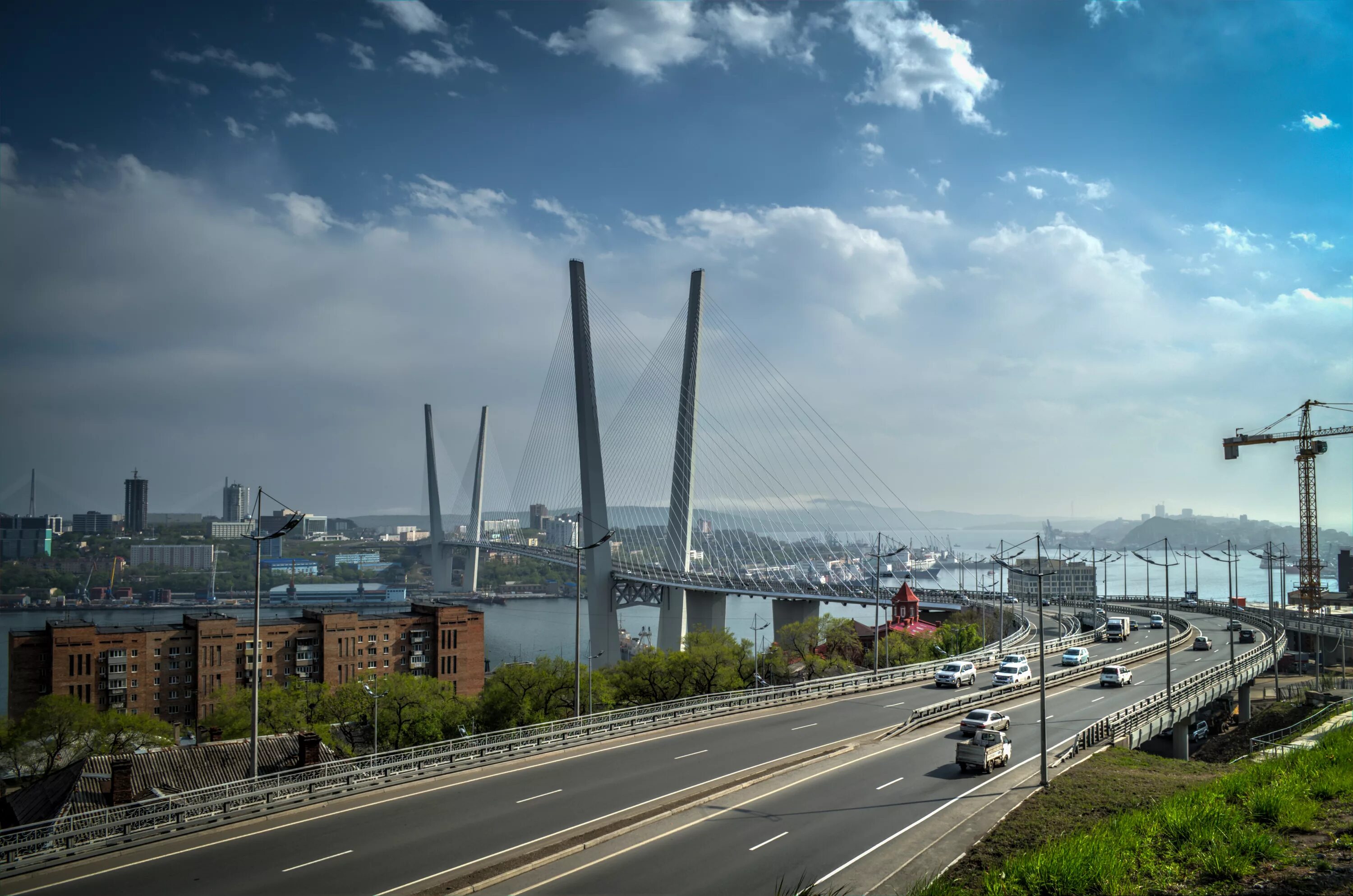 Vladivostok 1. Золотой мост Приморский край. Приморский край Владивосток мост. Мост в городе Владивостоке. Владивосток золотой мост летом.