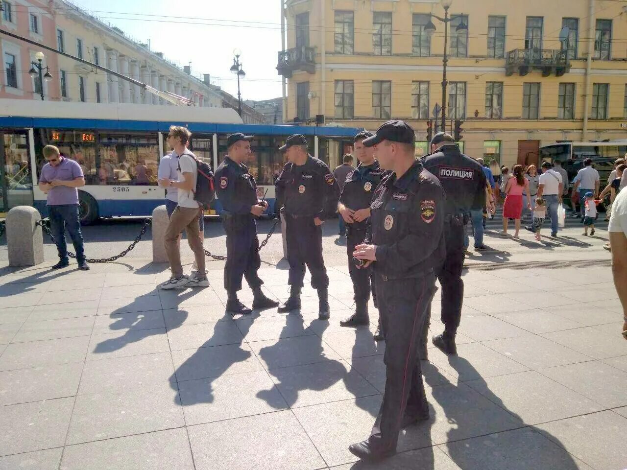 Рупор на невском проспекте. Центр питера. Полицейский микроавтобус. Петербургские полицейские в мариуполе. Митинг на невском проспекте.