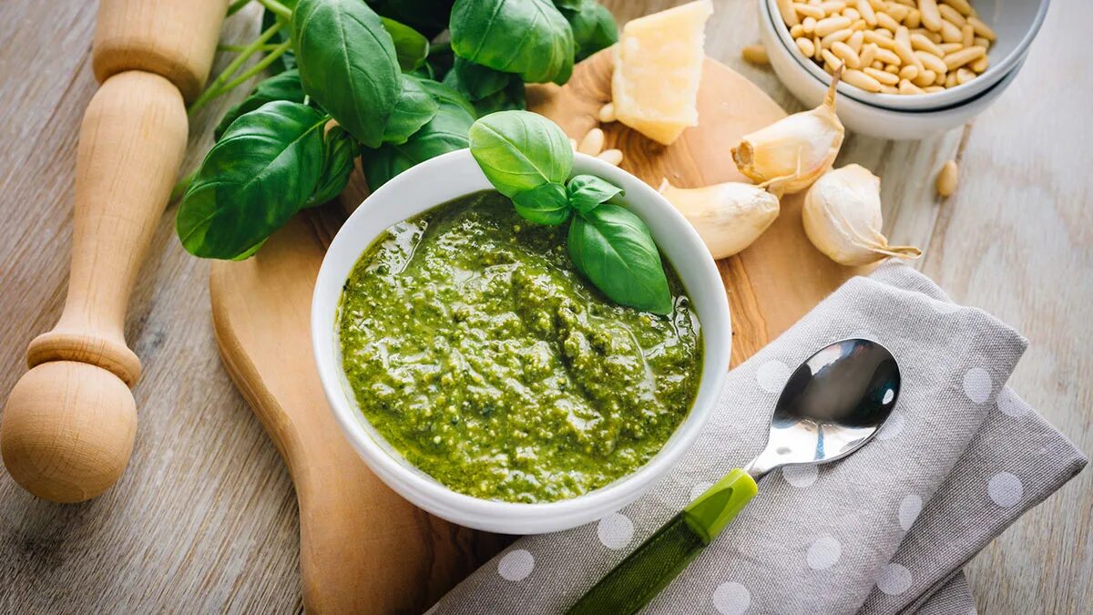 Столовая ложка чеснока. Pesto Genovese соус песто. Песто из базилика Италия. Соус песто alla Genovese. Соус песто с базиликом.