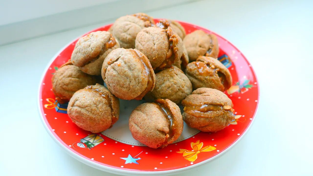 Сладкие орешки со сгущенкой. Печенье с орехами. Орешки со сгущенкой. Рецепт песочных орешков. Рецепт песочных орешков.