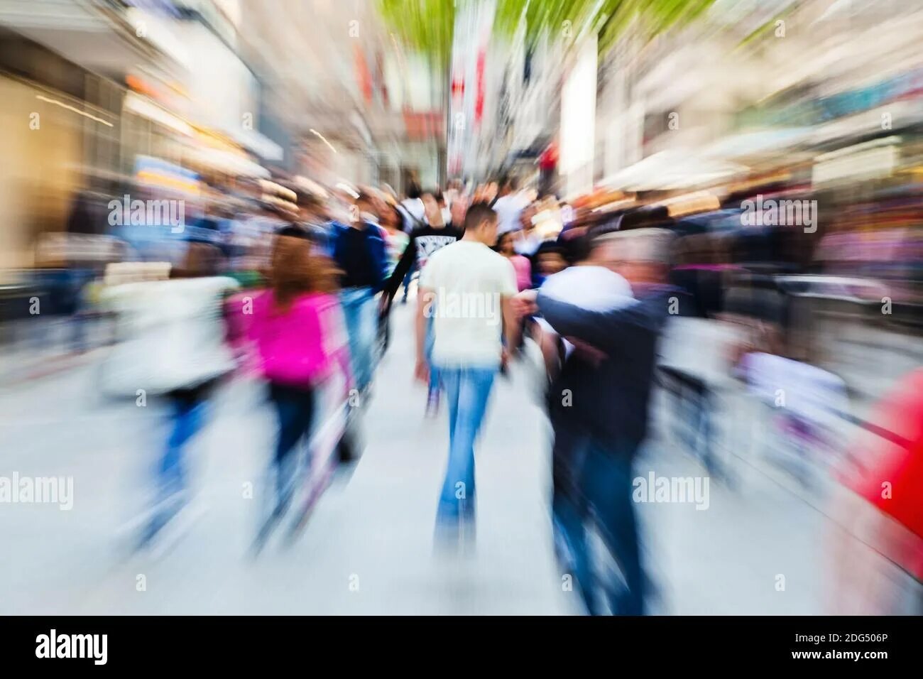 Два человека разговаривают на улице. Толпа идет вперед. Seeing people move. Люди прощаются фото. Negative aspects of crowded cities.