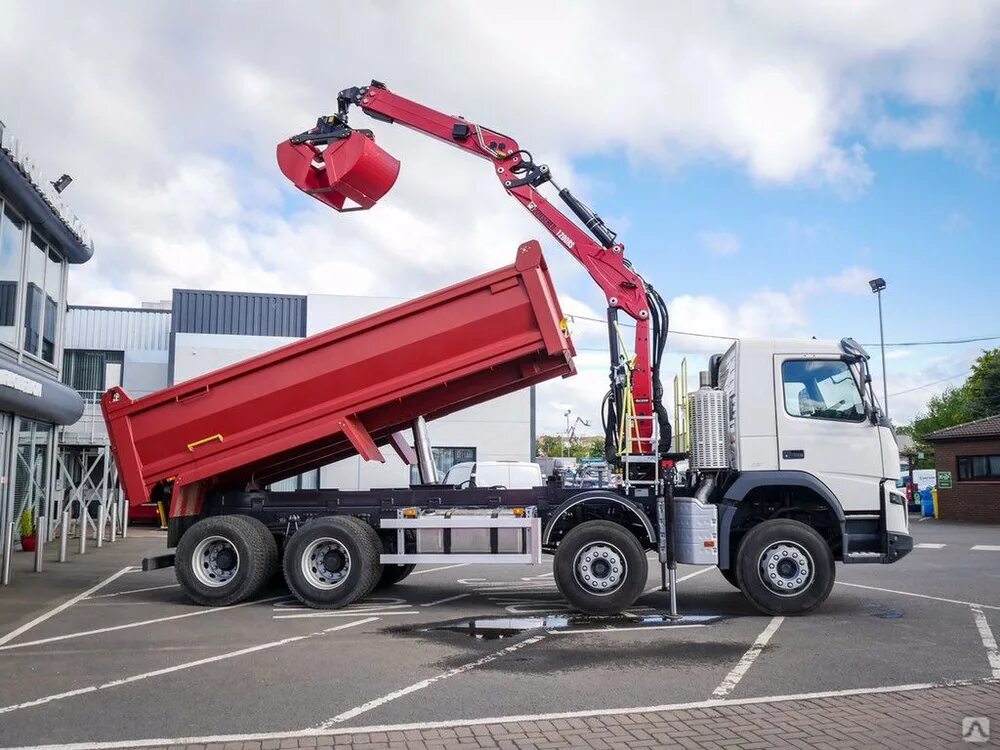 Манипулятор используют. Самосвал с КМУ Volvo. Кран-манипулятор Hiab. Самосвал с КМУ грейфер. Манипулятор Volvo с КМУ 3,7.