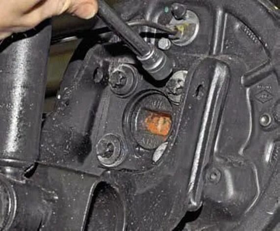 Задние тормоза дастер 4х4. Замена заднего ступичного подшипника рено дастер. Ступица заднего колеса рено дастер 4х4. Опорная стойка задних колодок. Задние колодки дастер 4х4.