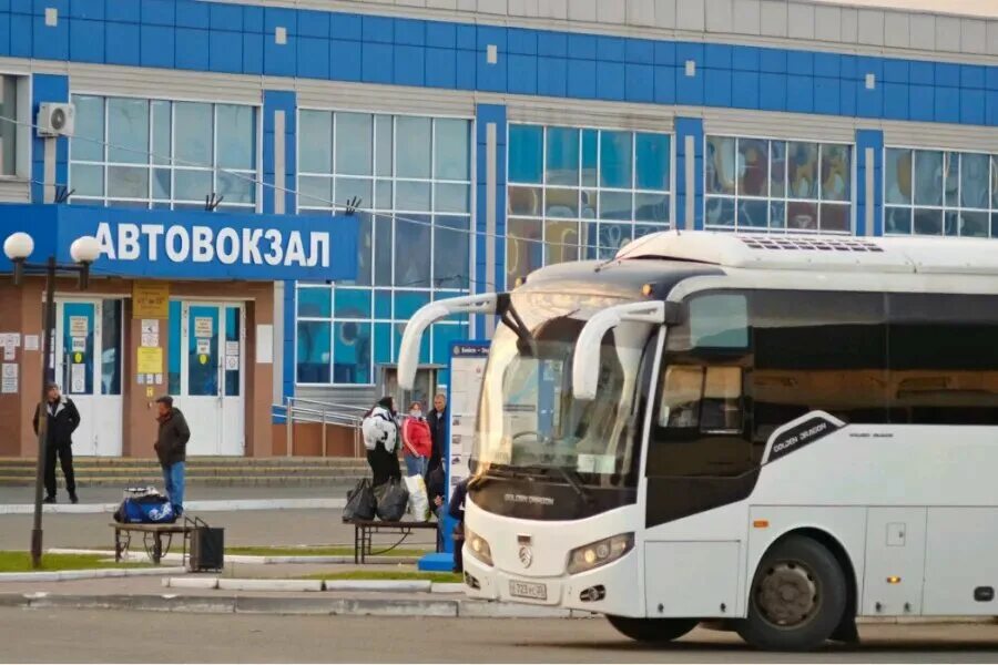 Барнаул автовокзал автобусы. Автовокзал Барнаул фото. Барнаул Центральный Автобусный вокзал. Автовокзал Барнаул вид сверху.