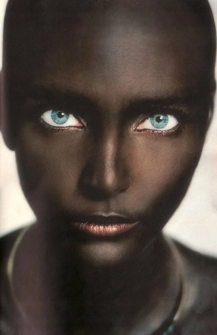 Глаза чернокожих. Чернокожие с голубыми глазами. Африканка с голубыми глазами. Темнокожие со светлыми глазами.