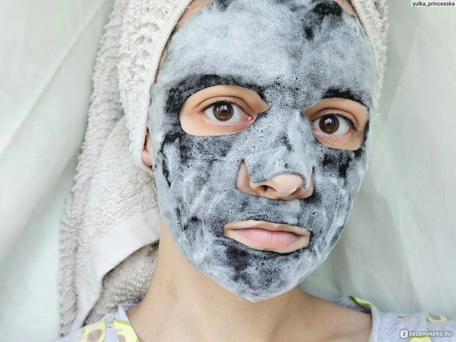 Bubble mask. Девушка с косметической маской на лице. Девушка с маской на лице. Маска корейская пузырьковая bubble. Кислородная маска bubble.