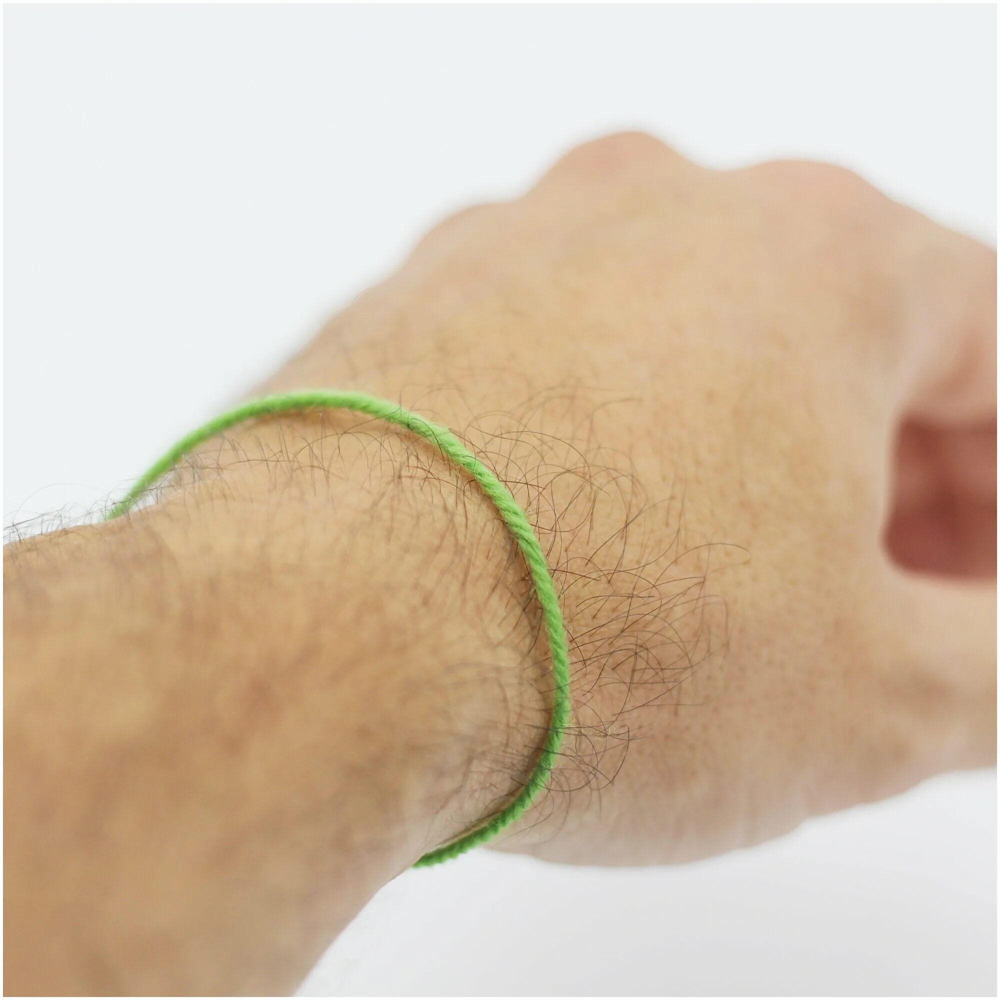 Silicone bracelet on hand. Зеленый резиновый браслет. Зеленые браслеты на руку. Браслет фенечка. Зелёная нить на запястье.