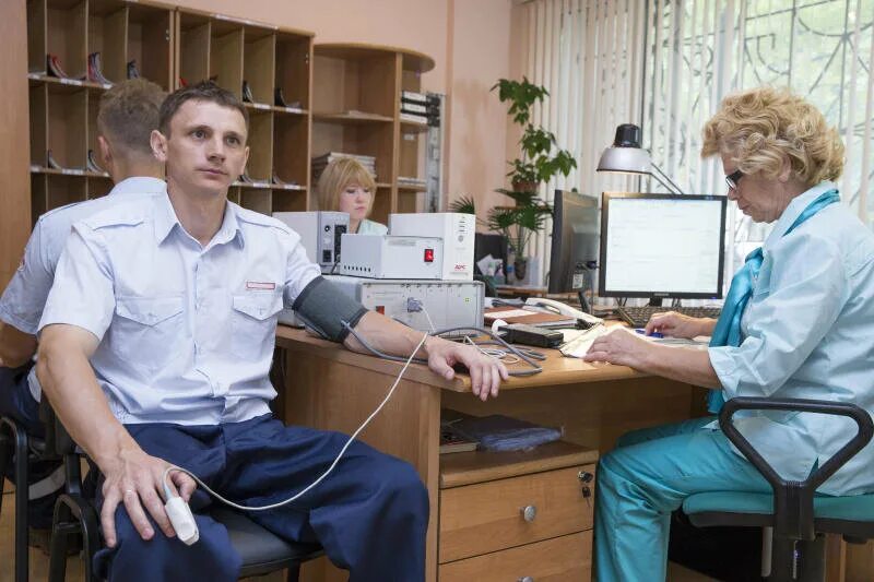 Врач скорой медицинской помощи. Фельдшер на предприятии. Предрейсовый медосмотр. Прмо локомотивных бригад. Прмо локомотивных бригад.