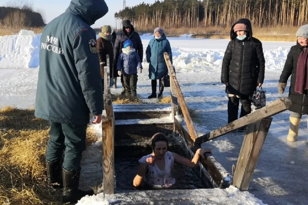 Крещение девушка под лед. Крещенские купания. купель на крещение. тюменская область купель. крещение женщины.