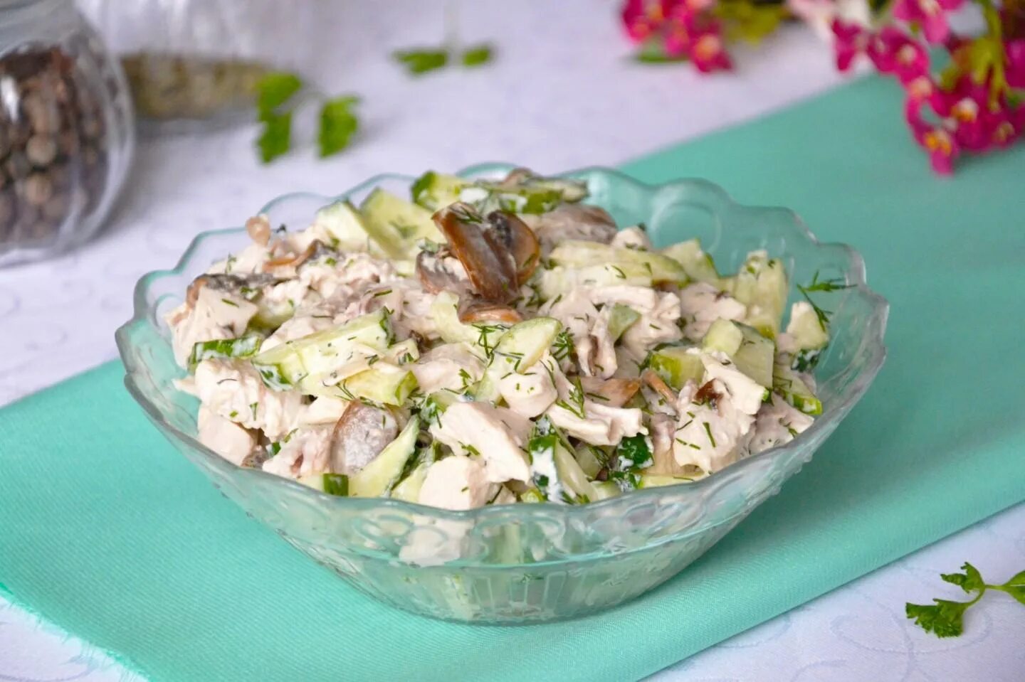 Салат из куриной грудки огурцов яиц. Салат. салат куриный с грибами. салат с куриной грудкой и огурцом. салат с картошкой и шампиньонами.