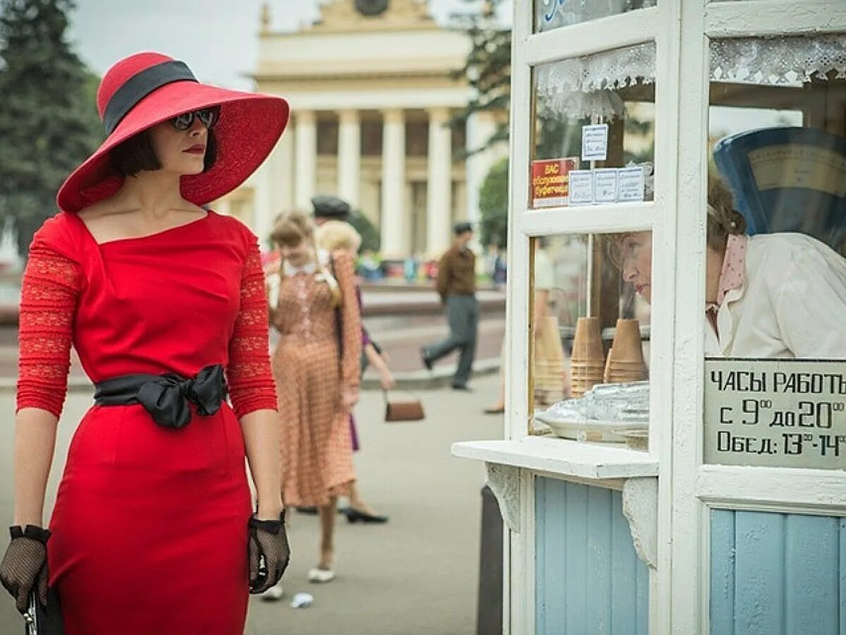 Красная королева какие года. Артем ткаченко красная королева. ксения лукьянчикова регина збарская. красная королева сериал 2015. красная королева 3 серия.