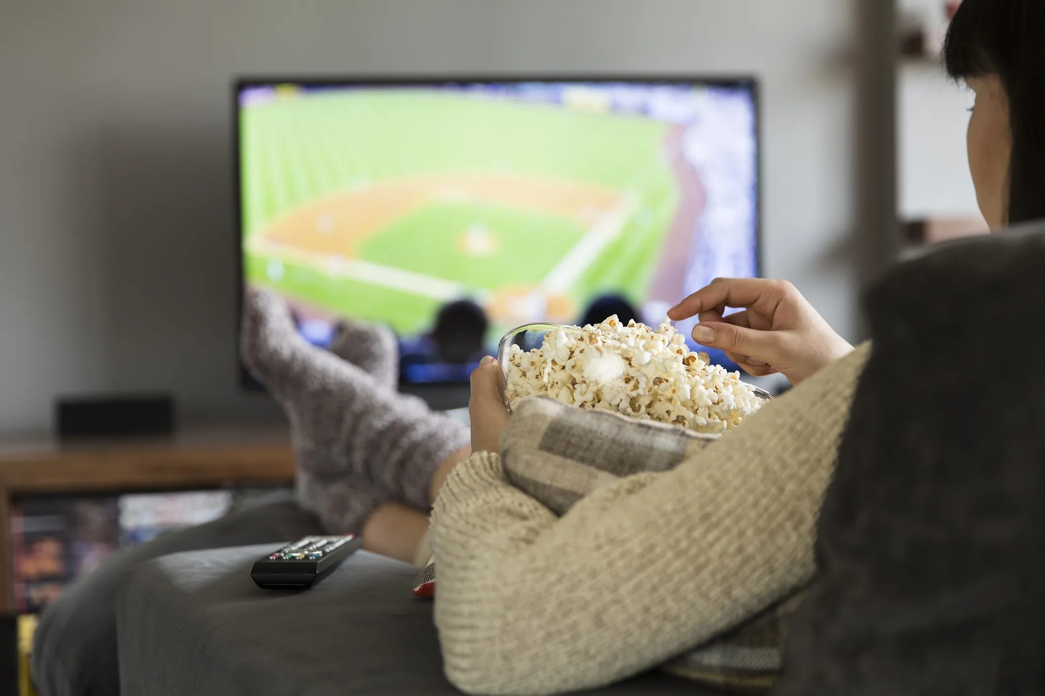 Baseball on TV game. Бейсбольный фанат перед телевизором. Watch Baseball TV. Watching Smart TV and eating Popcorn.