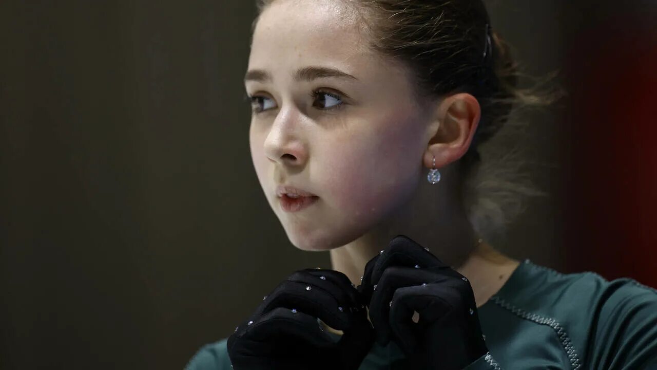 Российская фигуристка камила валиева. Дознавательница из уфы последние. Дознавательница из уфы последние. Камила валиева падение на олимпиаде. Камила валиева прячет лицо.
