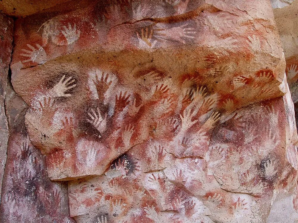 Первобытная рука. Пещера Куэва-де-Лас-Манос. Наскальная живопись Куэва-де-Лас-Манос. Пещера рук Куэва-де-Лас-Манос. Куэва-де-Лас-Манос Аргентина.