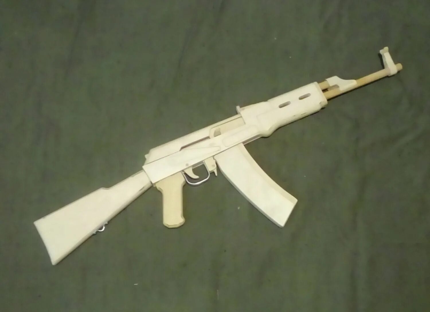 калаш ак 47 из дерева. акм 74 2у из дерева. автомат калашникова ак-47 игрушка деревянная. Ak 47 картон. A.