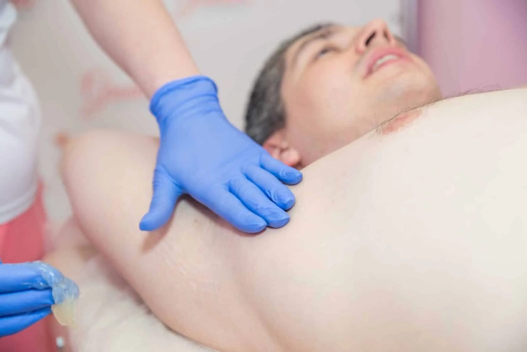 Мужской шугаринг. Мужская эпиляция. Мужская эпиляция бикини. Мужская депиляция глубокого бикини видео. Мужская депиляция.