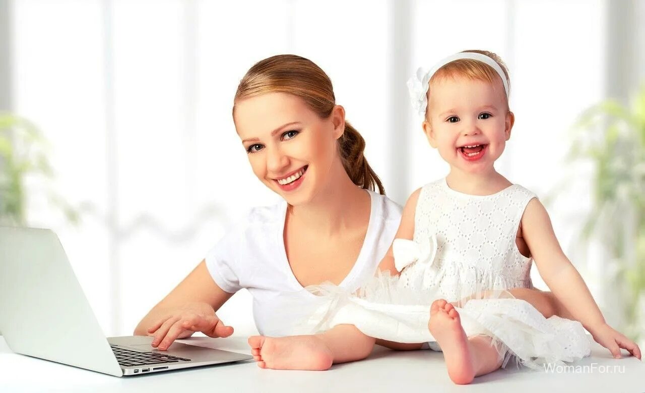 Работа для мам без вложений. Мама в декрете. Мама с ребенком за компьютером. Мама с дочкой с ноутбуком. Мама в интернете.