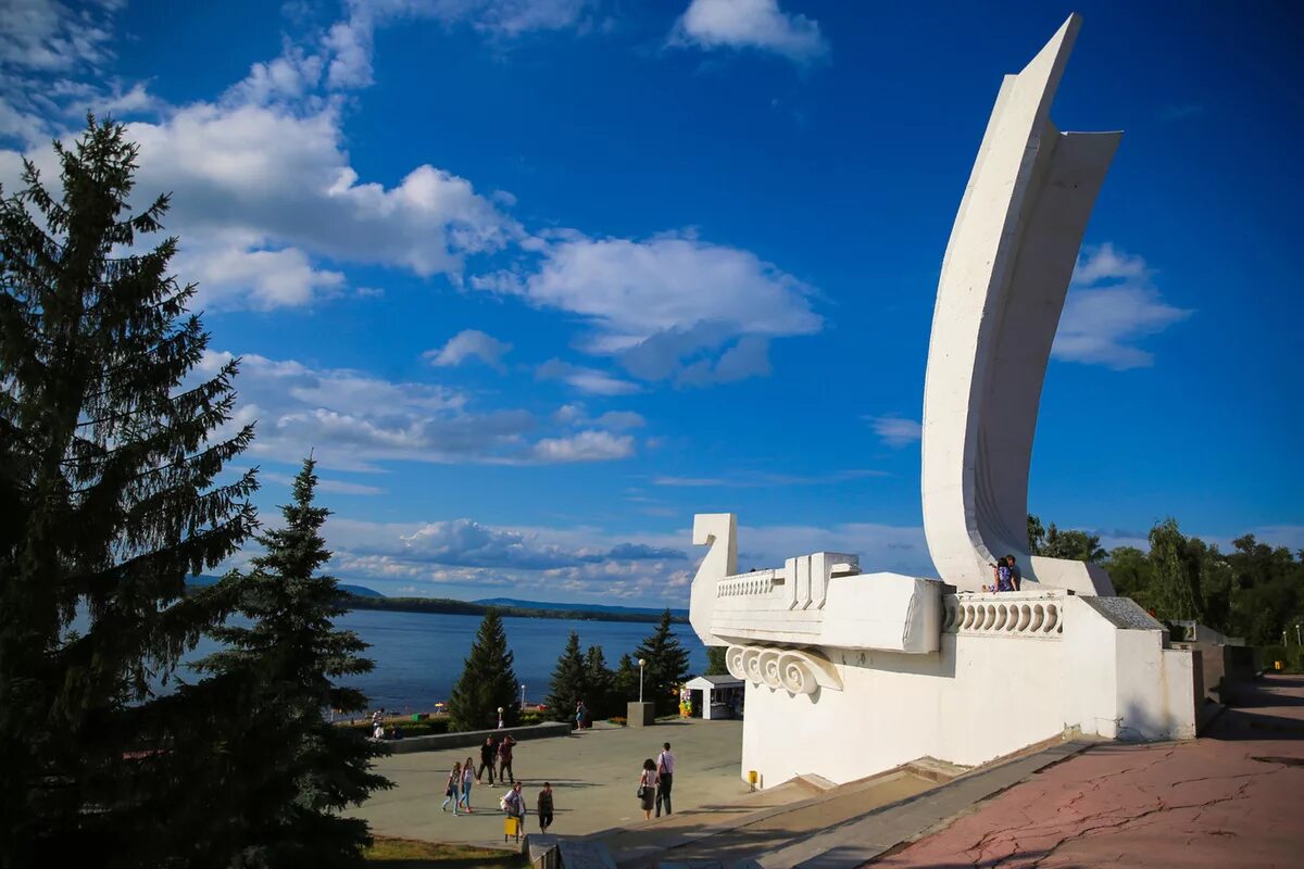 Памятник ладья. Монумент Ладья Самара. Стела Ладья Самара. Ладья Самара памятник. Памятник Самара набережная Ладья.