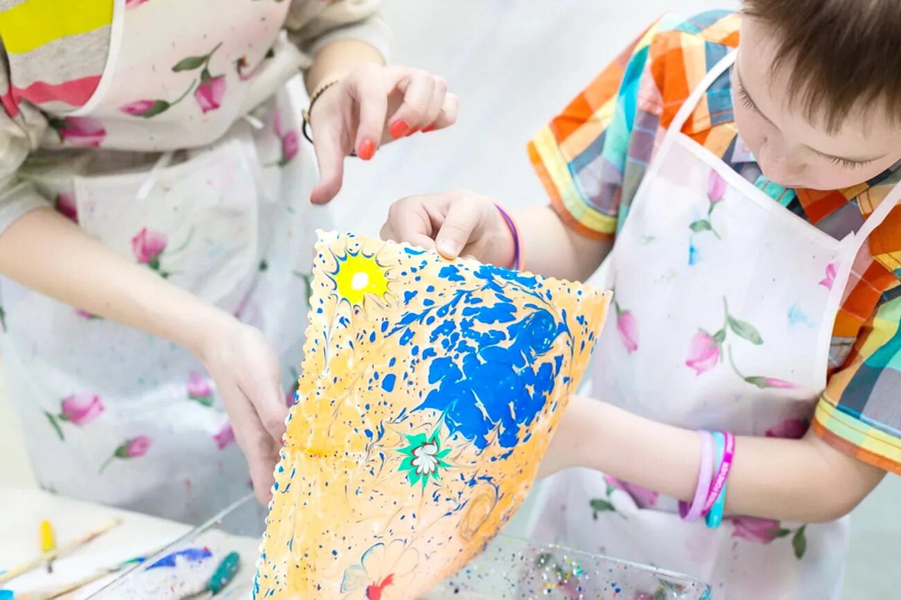 радуга для детей в детском саду. мастер классы для детей рисование. волшебное творчество детей. девочка с бабочкой. арт терапия для детей.