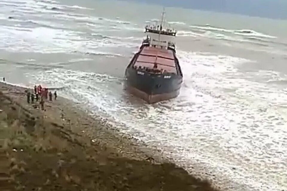 В витязево выкинуло сухогруз. Корабль суров сел на мель тамань. тамань судно на мели. корабль суров тамань. сухогруз суров сел на мель.