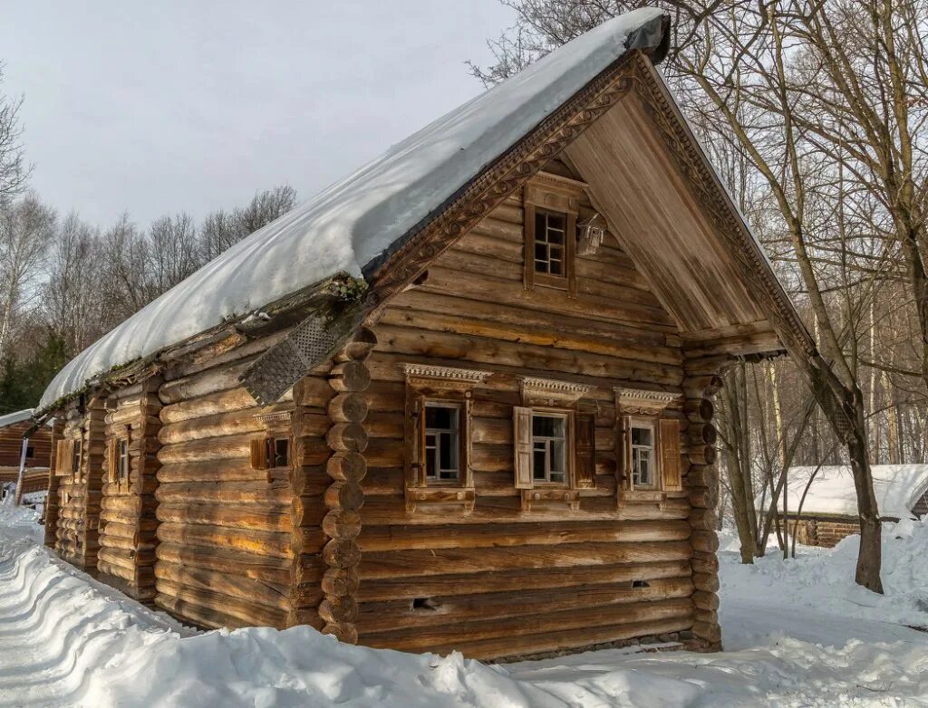 Русская изба в деревне. Срубная изба. Старинная изба. Деревенская изба снаружи.