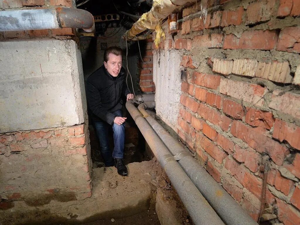 Выйти из подвала. Из подвала.